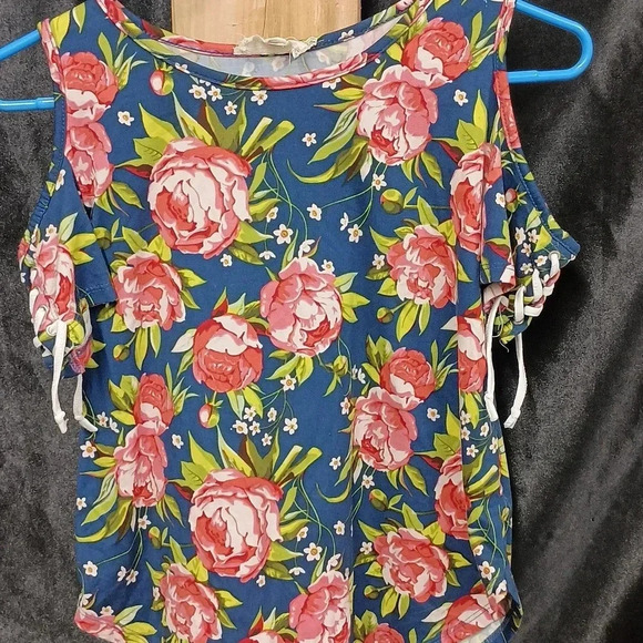 Super cute floral cold shoulder top! Perfect for spring and summer. - Picture 3 of 6